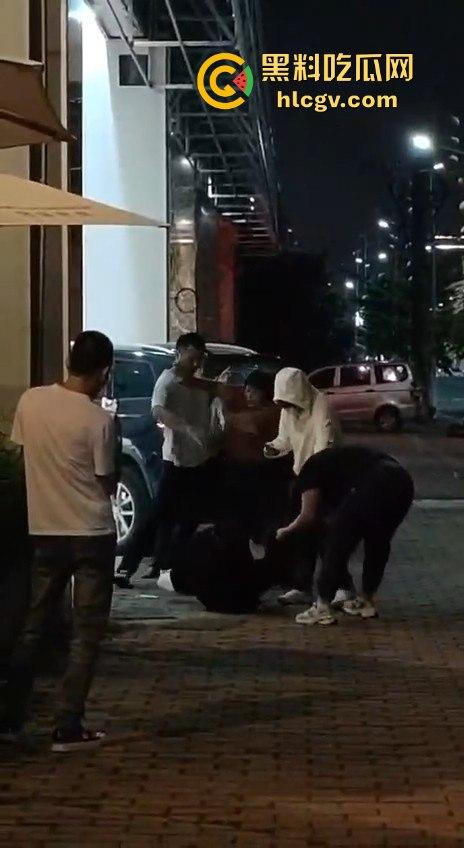 汕头街头捉奸现场变大乱斗！男子抓现行，揪老婆头发猛打，小三哥真爱护花抱腿求饶！  第14张