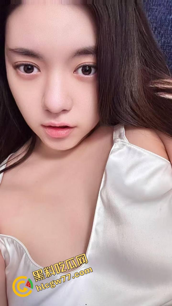 二次元【小鱼呆呆】脑户外露出，Lo装萝莉嘴甜骚货，穿JK被金主野战爆操，小白虎嫩得发光！  第1张