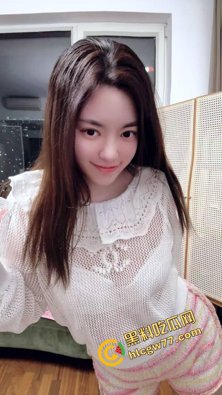 二次元【小鱼呆呆】脑户外露出，Lo装萝莉嘴甜骚货，穿JK被金主野战爆操，小白虎嫩得发光！  第3张