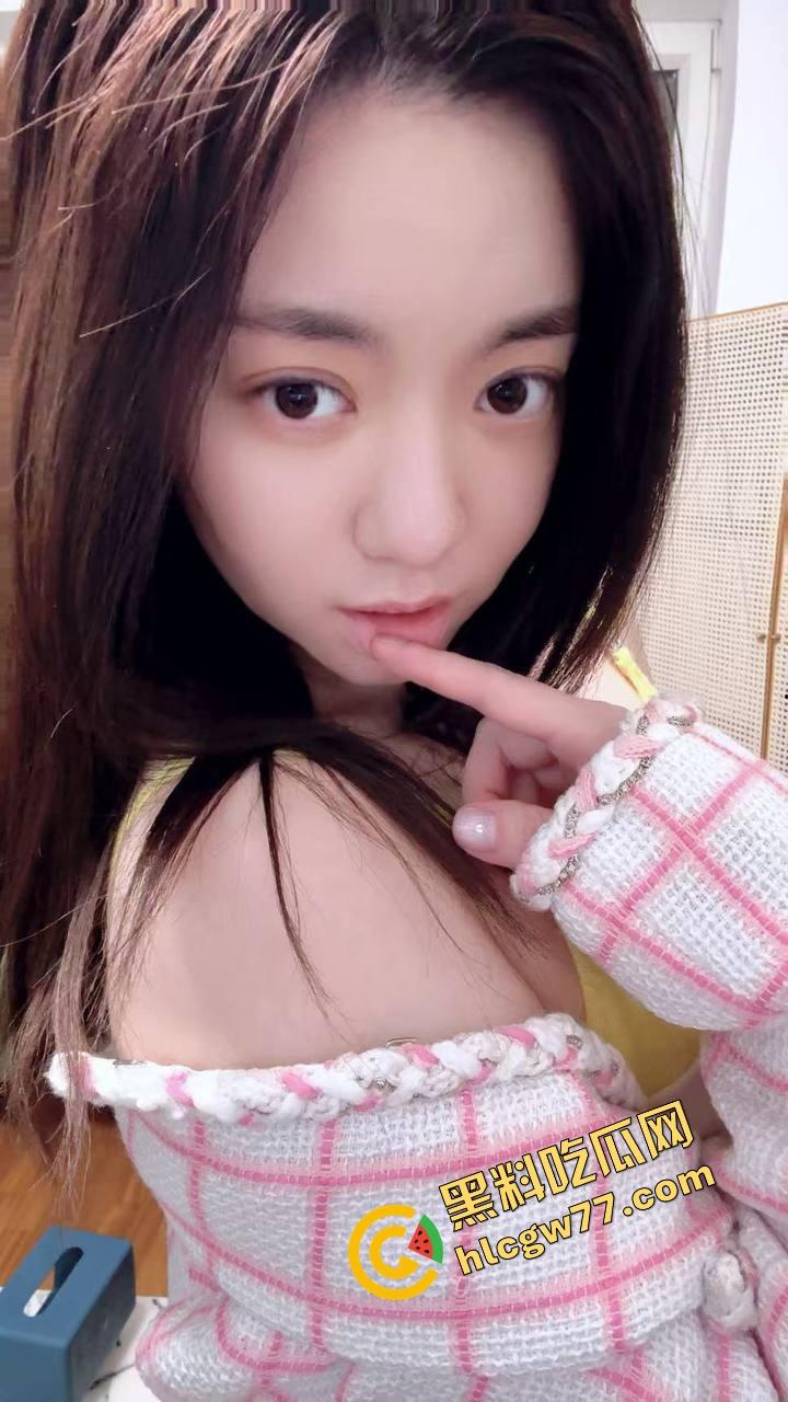 二次元【小鱼呆呆】脑户外露出，Lo装萝莉嘴甜骚货，穿JK被金主野战爆操，小白虎嫩得发光！  第4张