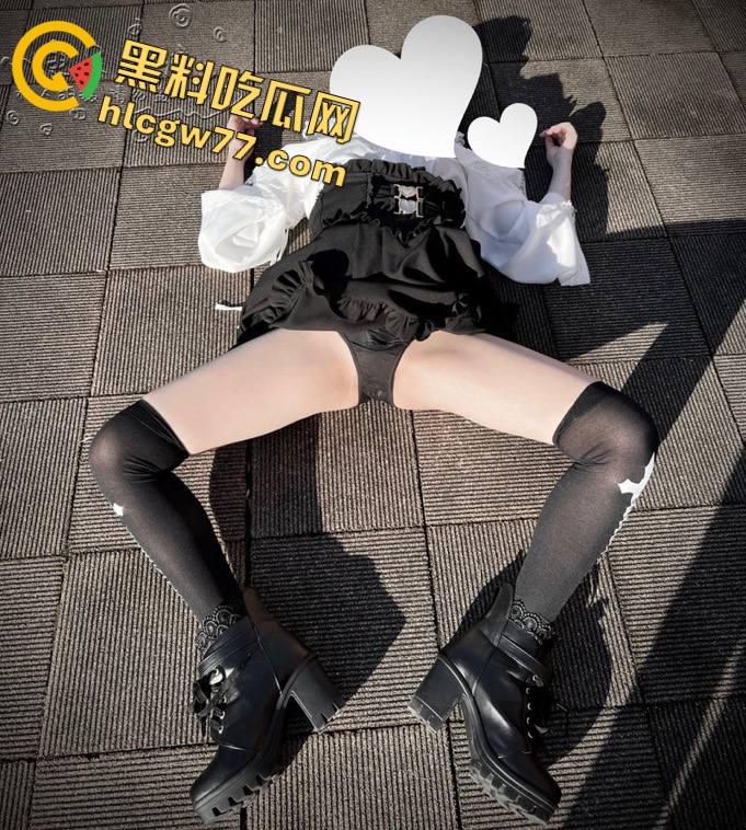 二次元【小鱼呆呆】脑户外露出，Lo装萝莉嘴甜骚货，穿JK被金主野战爆操，小白虎嫩得发光！  第11张