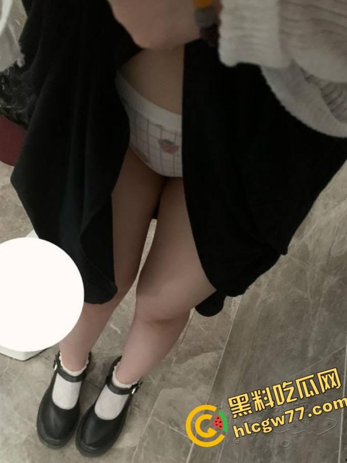 二次元【小鱼呆呆】脑户外露出，Lo装萝莉嘴甜骚货，穿JK被金主野战爆操，小白虎嫩得发光！  第14张