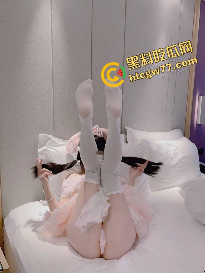 二次元【小鱼呆呆】脑户外露出，Lo装萝莉嘴甜骚货，穿JK被金主野战爆操，小白虎嫩得发光！  第19张