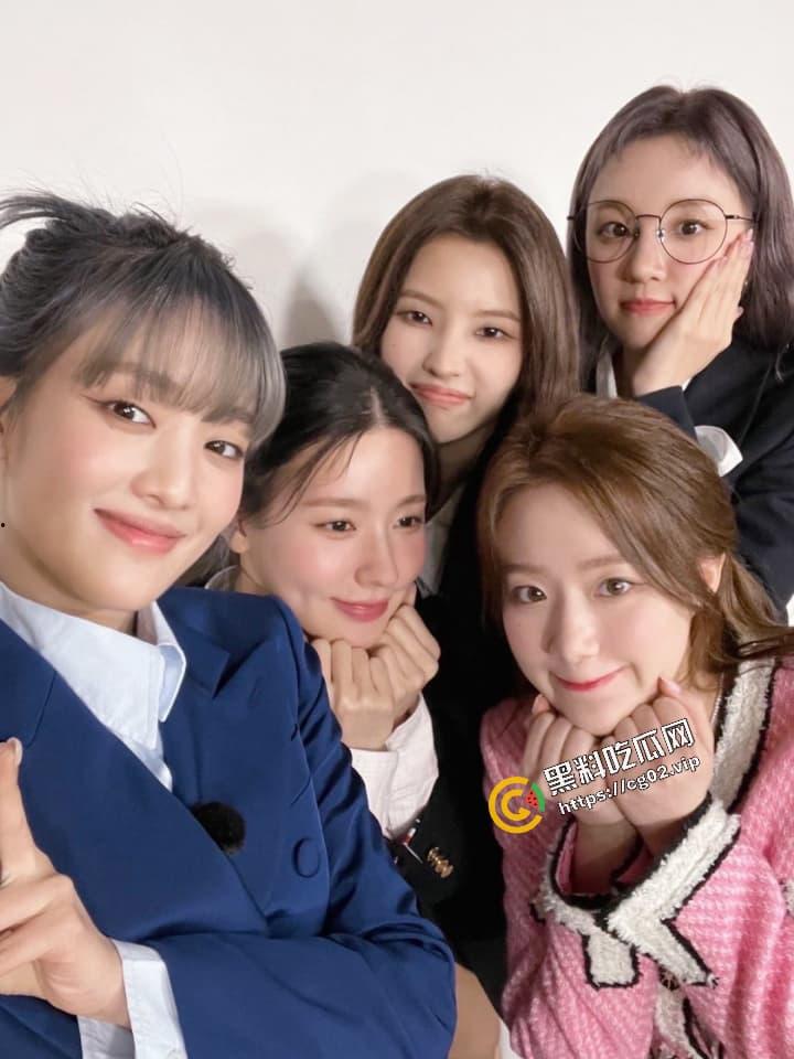 韩国女团 (G) I-DLE 台湾成员 叶舒华 露奶秀 跳舞时动作太大不慎漏点 现场表演真空上阵  褐色乳头小奶一览无余 第2张