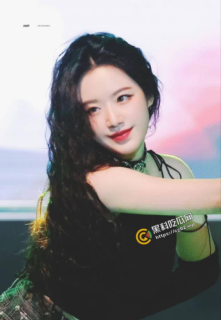 韩国女团 (G) I-DLE 台湾成员 叶舒华 露奶秀 跳舞时动作太大不慎漏点 现场表演真空上阵  褐色乳头小奶一览无余 第5张