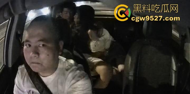 网约车后排上演激情大戏！骚货饥渴难耐车内发骚，扒裤口交挑逗，司机还要装没看到淡定开车！  第1张