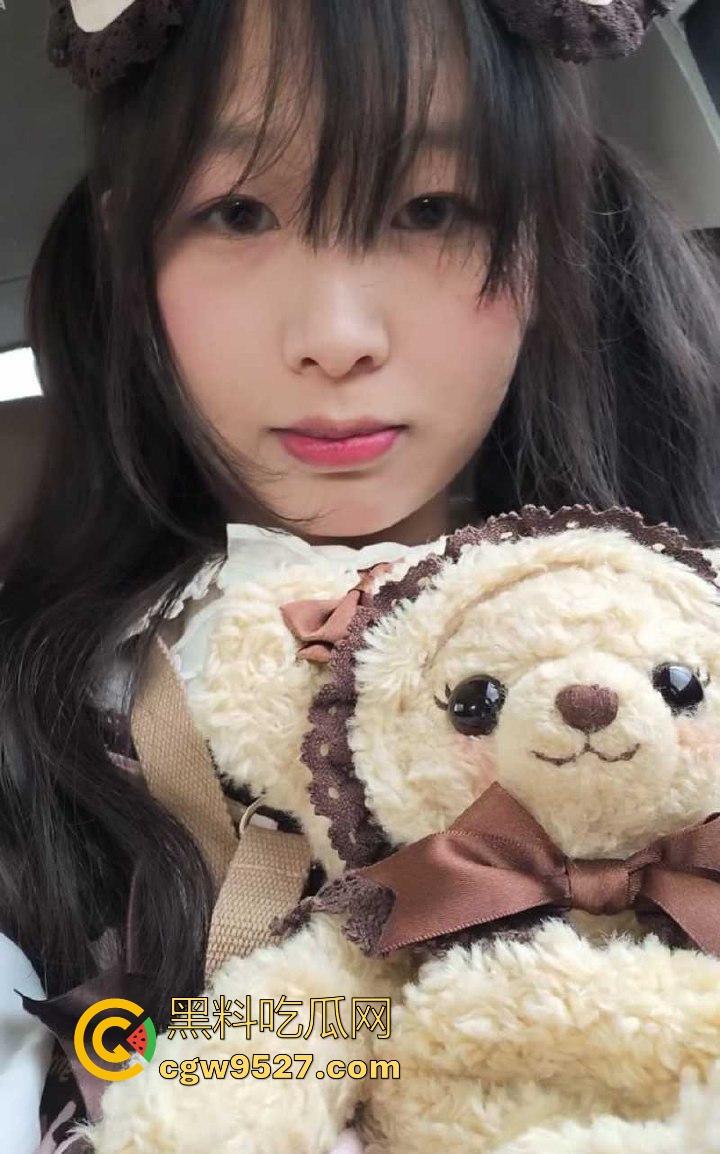 高颜值福利姬【小绒ovo】极品性感尤物露脸裸舞自慰，动作撩人边脱边舞，每一寸肌肤都散发致命诱惑！  第1张