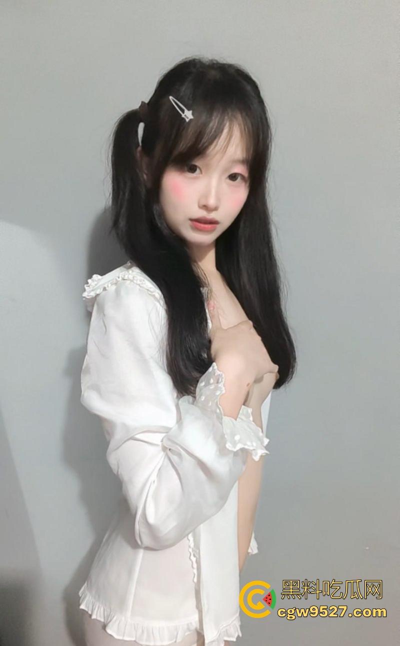 高颜值福利姬【小绒ovo】极品性感尤物露脸裸舞自慰，动作撩人边脱边舞，每一寸肌肤都散发致命诱惑！  第2张