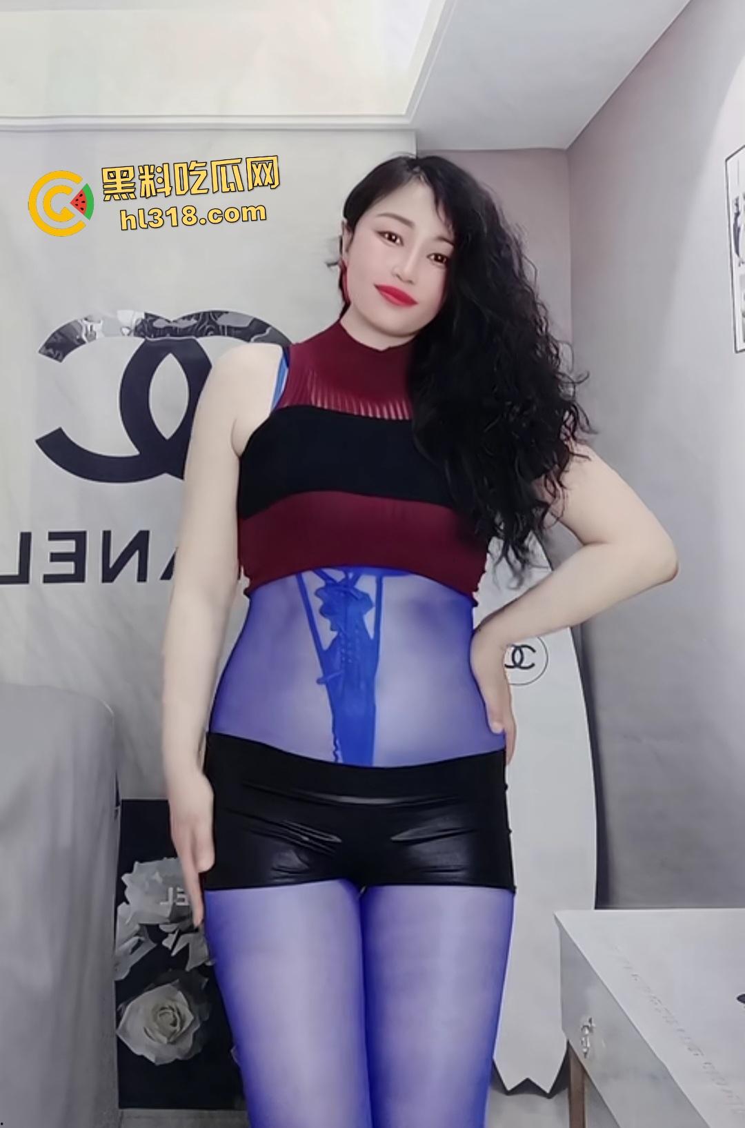 快手【怡怡春思】简介写喜欢舞蹈，实际穿黑丝扣逼揉奶，20厘米高跟虐鸡巴，给金主实施“戒欲疗法”！  第2张