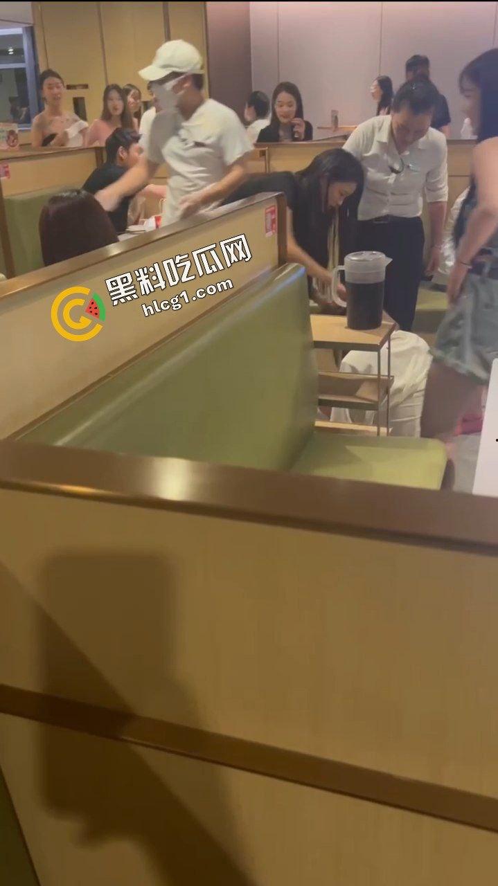 重庆海底捞女人打架原视频！什么长腿飞踢 奶子砸脸 能不能让我也加入战斗  第3张