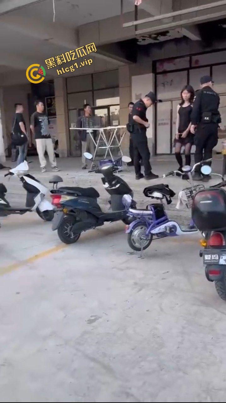 精神小妹为爱冲锋 菜刀制裁贱小三『刘筱萸』加对象换警察银手铐！  第9张