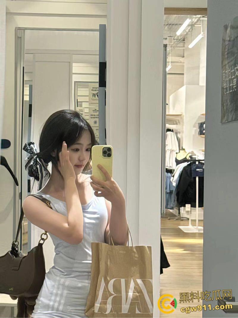 在家实在太无聊，看着性感的女儿，兽心大起跟女儿在家来上一炮，一不小心就内射了，白虎嫩穴操的精液四溢！  第1张