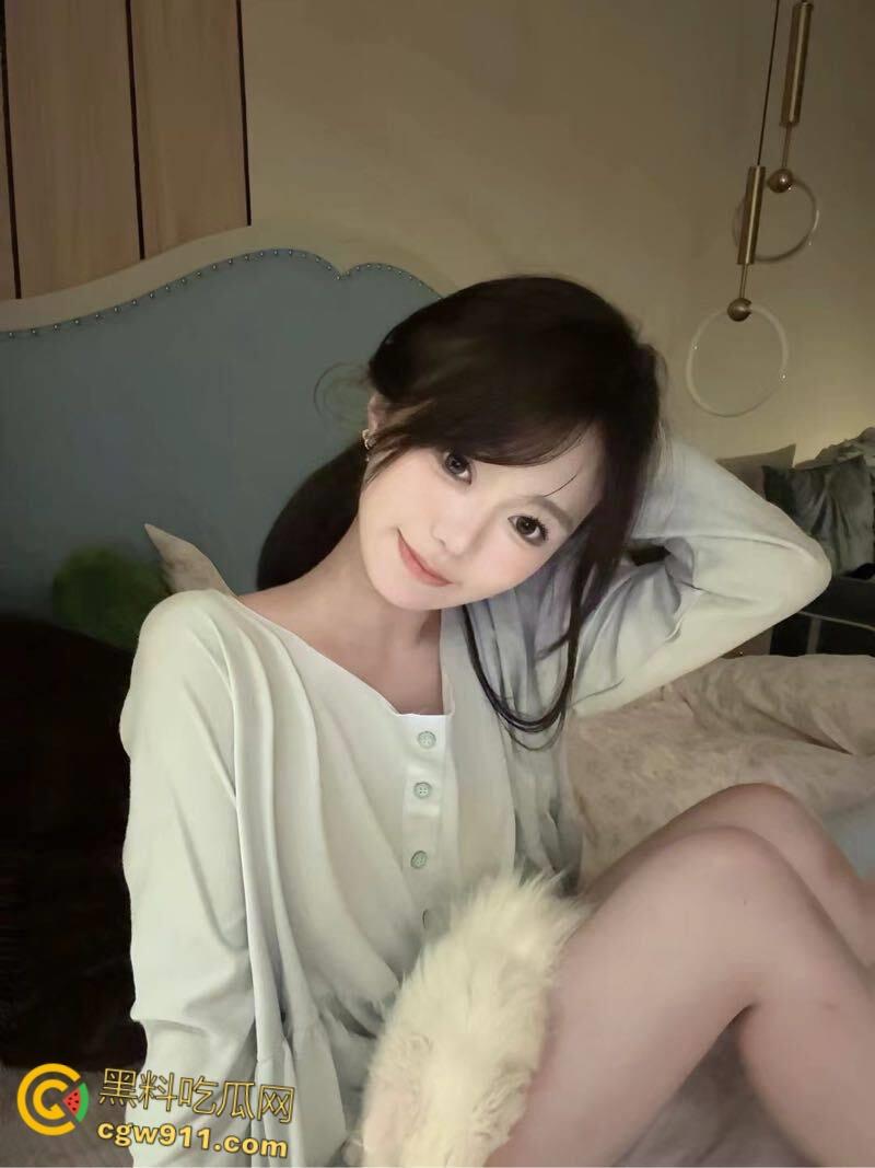 在家实在太无聊，看着性感的女儿，兽心大起跟女儿在家来上一炮，一不小心就内射了，白虎嫩穴操的精液四溢！  第2张