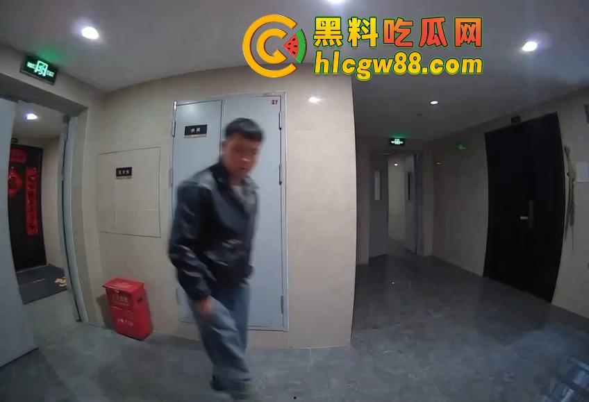 山东小区惊现饿疯贼娃子，大白天溜门撬锁，被发现撒腿就跑，半路还蹲阳台偷看，咋的？饿到不死心？  第3张