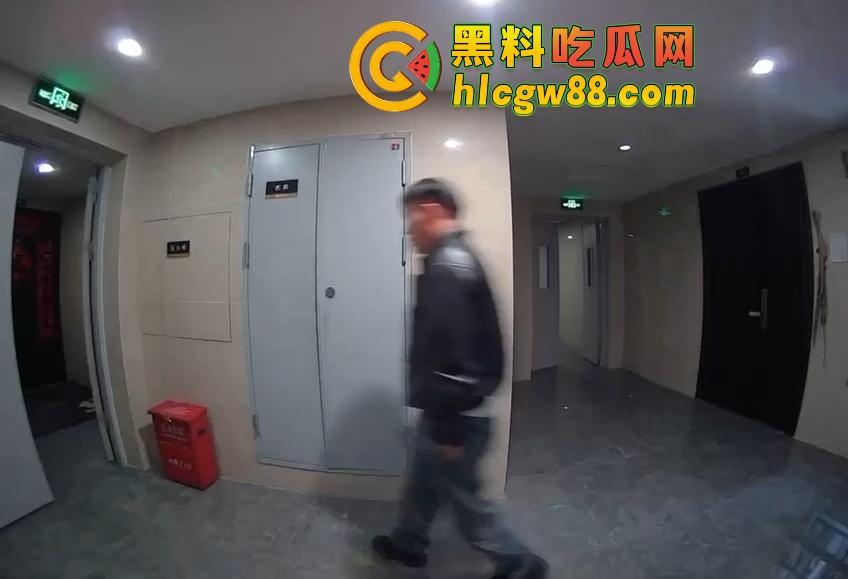 山东小区惊现饿疯贼娃子，大白天溜门撬锁，被发现撒腿就跑，半路还蹲阳台偷看，咋的？饿到不死心？  第7张