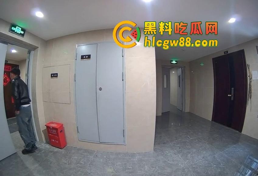 山东小区惊现饿疯贼娃子，大白天溜门撬锁，被发现撒腿就跑，半路还蹲阳台偷看，咋的？饿到不死心？  第8张