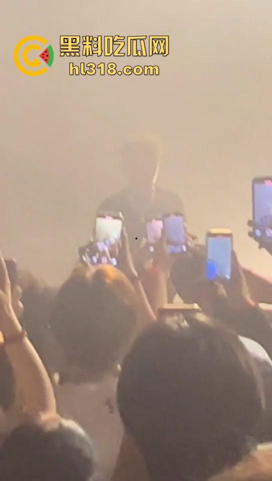 杭州TrapCN酒吧，猥琐男近距离射美女腿上，猥亵行为引发全场diss，你别说这哥们挺hip hop的！  第4张