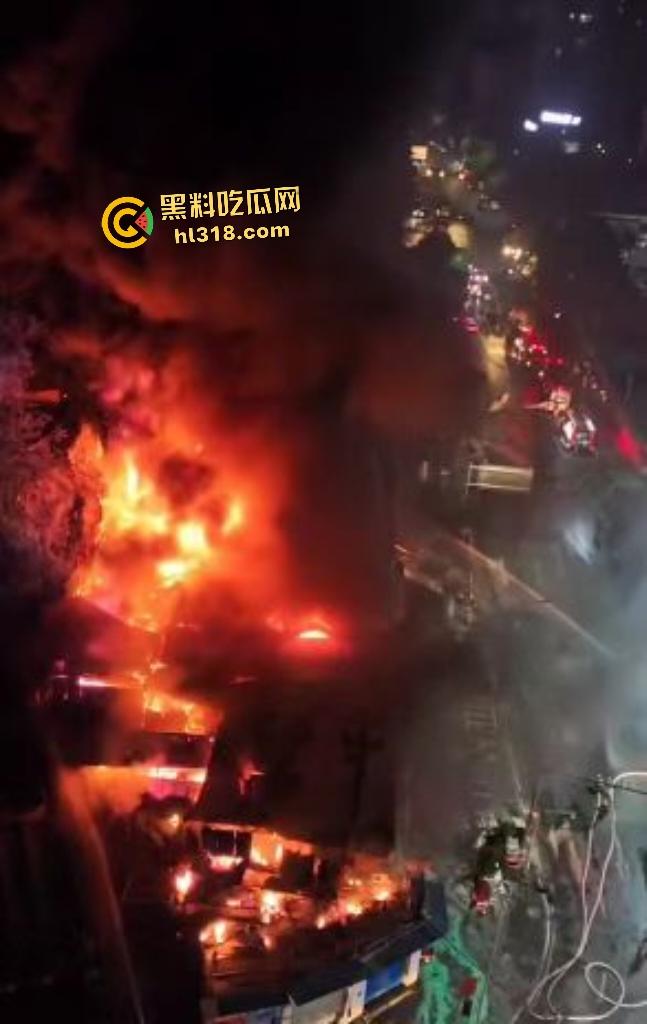重庆石桥铺交易城凌晨大火惊魂！花卉盆栽五金狂燃一小时，消防鏖战扑灭幸无人伤亡，不然市长得下岗了！  第3张