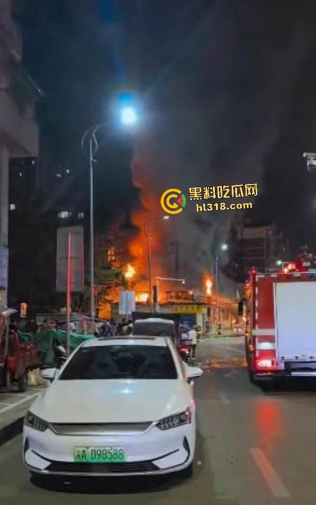 重庆石桥铺交易城凌晨大火惊魂！花卉盆栽五金狂燃一小时，消防鏖战扑灭幸无人伤亡，不然市长得下岗了！  第6张