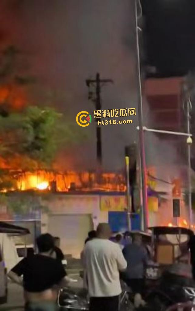 重庆石桥铺交易城凌晨大火惊魂！花卉盆栽五金狂燃一小时，消防鏖战扑灭幸无人伤亡，不然市长得下岗了！  第8张
