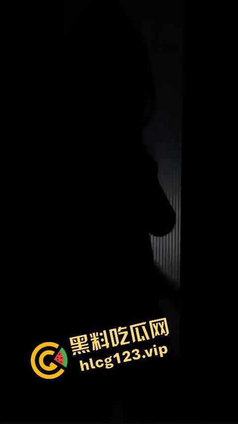 抖音80万网红【桃柒柒】裸舞玩出新花样！开灯关灯激凸擦边诱惑，粉丝炸锅内容已被隐藏！  第9张