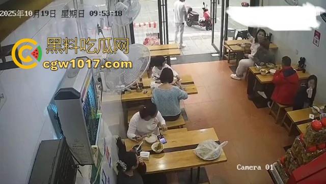 肥胖小仙女吃个早餐发生冲突！火气一上来直接把面扣在后座男生头上，直接扭打起来，给坦克胸罩都打丢了！  第5张