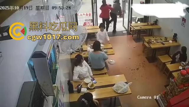 肥胖小仙女吃个早餐发生冲突！火气一上来直接把面扣在后座男生头上，直接扭打起来，给坦克胸罩都打丢了！  第10张