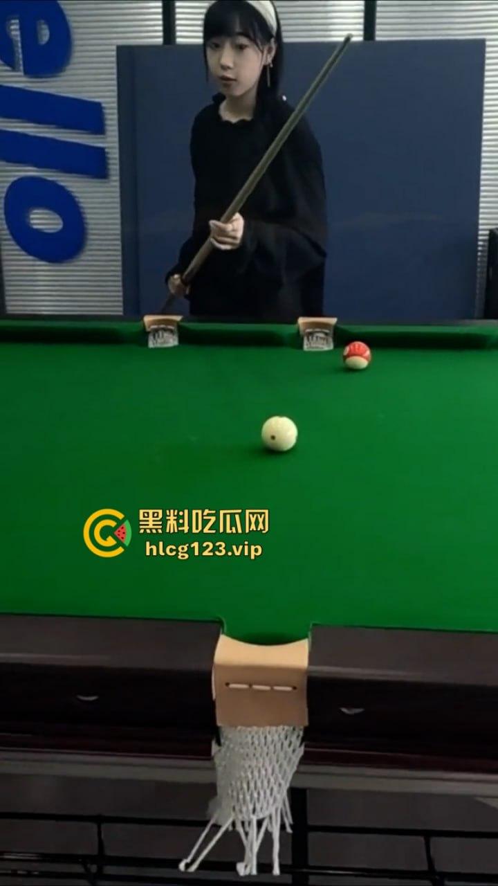 万物皆是媛！又来个台球媛 美女真空打台球打乒乓球挥洒香汗奶头凸凸  第3张