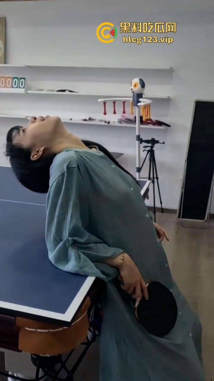 万物皆是媛！又来个台球媛 美女真空打台球打乒乓球挥洒香汗奶头凸凸  第15张