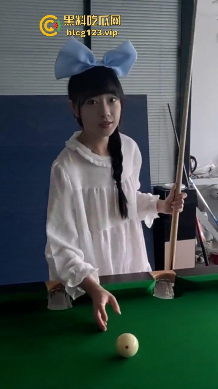 万物皆是媛！又来个台球媛 美女真空打台球打乒乓球挥洒香汗奶头凸凸  第16张