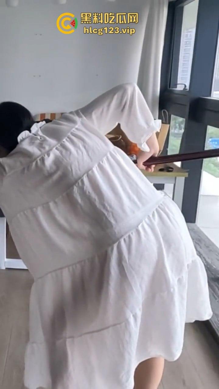 万物皆是媛！又来个台球媛 美女真空打台球打乒乓球挥洒香汗奶头凸凸  第19张