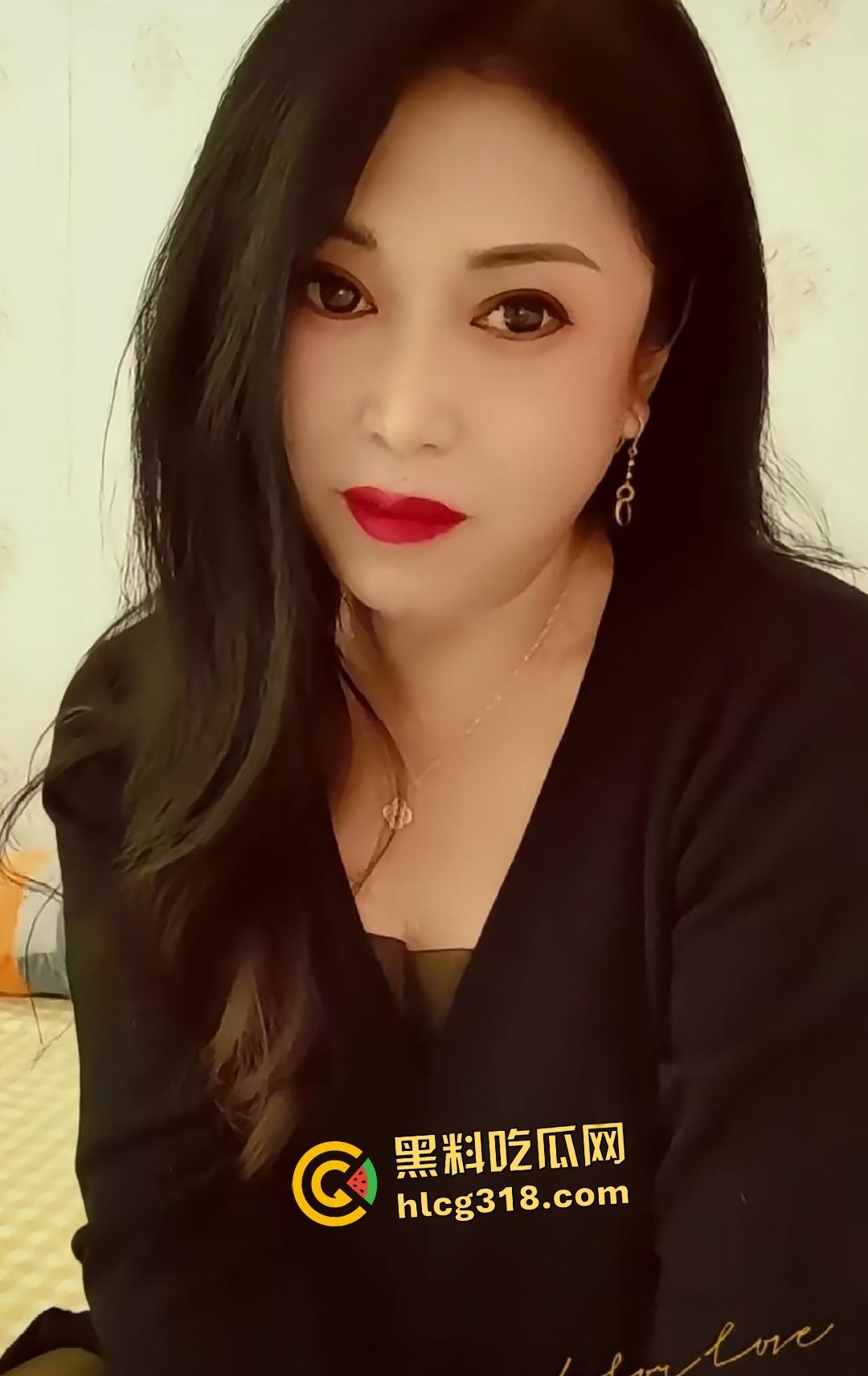 快手熟女【黑玫瑰娜姐】自拍给金主瑜伽紧身衣翘臀大黑鸡巴自慰，倒转屏幕看着像倒插！！  第3张