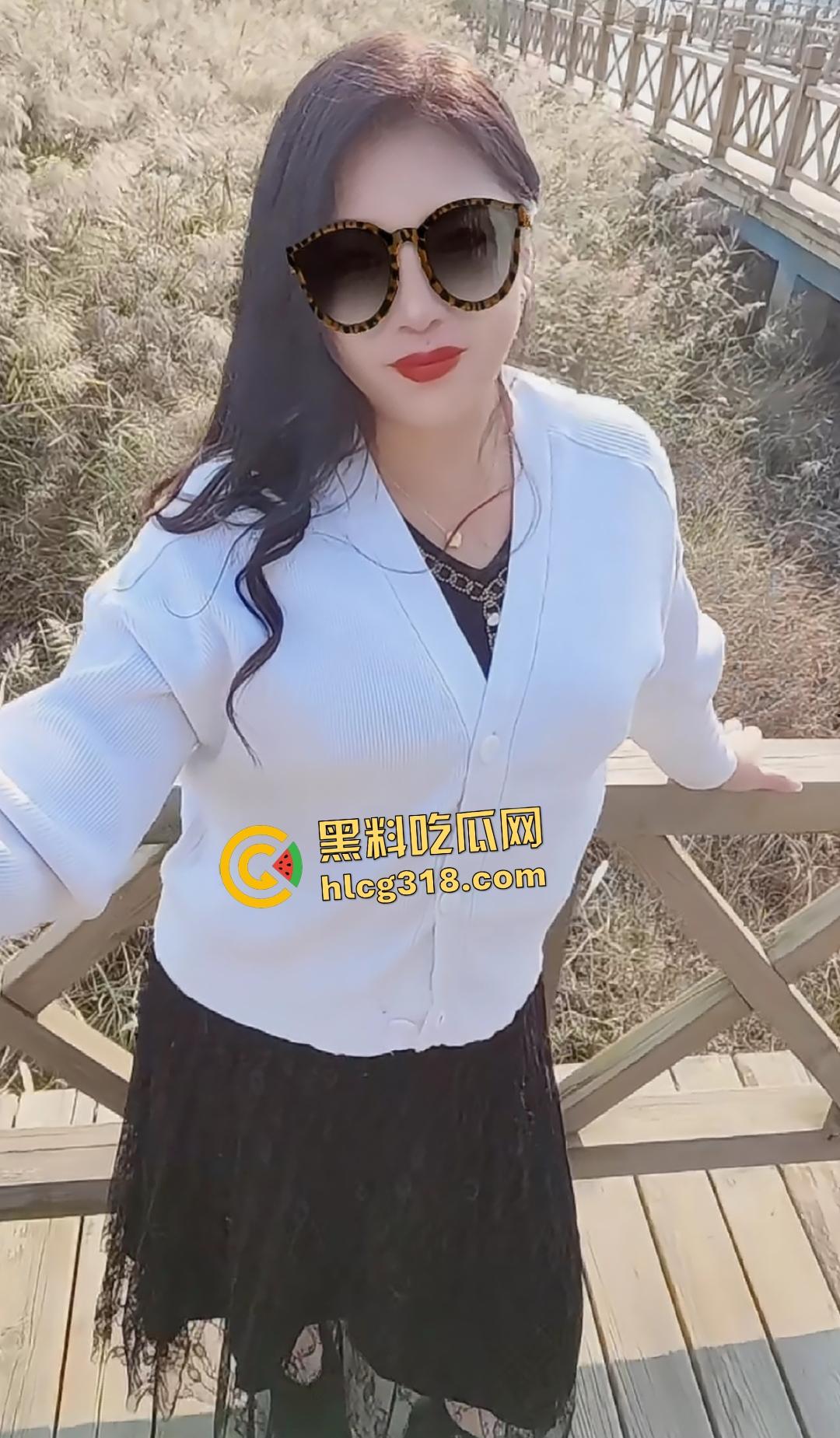 快手熟女【黑玫瑰娜姐】自拍给金主瑜伽紧身衣翘臀大黑鸡巴自慰，倒转屏幕看着像倒插！！  第4张