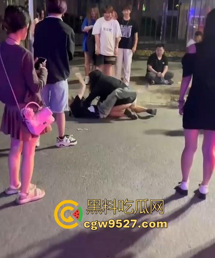 北京工体醉酒上演街头格斗大赛，坦克大战黄毛，相互拉扯锁喉，整场赛事总结，细狗居然连女人都打不过  第2张