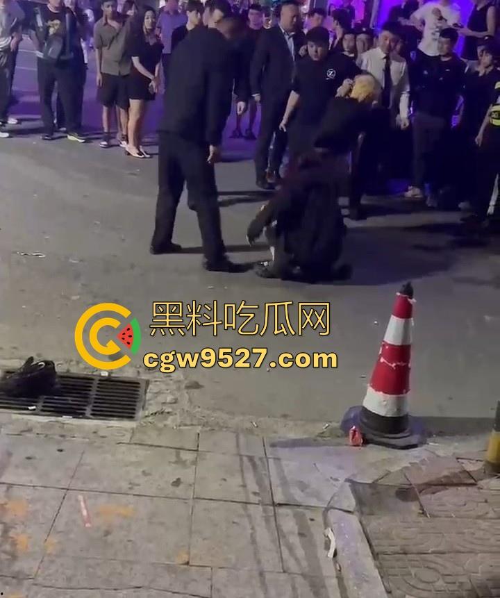 北京工体醉酒上演街头格斗大赛，坦克大战黄毛，相互拉扯锁喉，整场赛事总结，细狗居然连女人都打不过  第4张