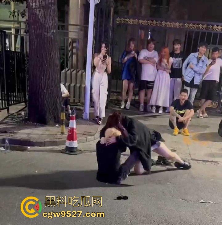 北京工体醉酒上演街头格斗大赛，坦克大战黄毛，相互拉扯锁喉，整场赛事总结，细狗居然连女人都打不过  第5张