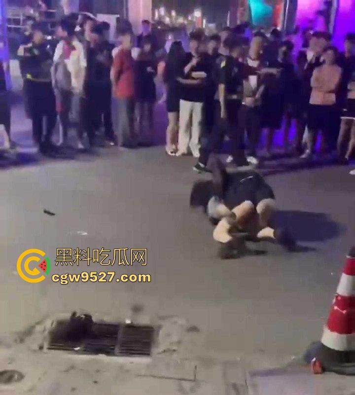 北京工体醉酒上演街头格斗大赛，坦克大战黄毛，相互拉扯锁喉，整场赛事总结，细狗居然连女人都打不过  第6张