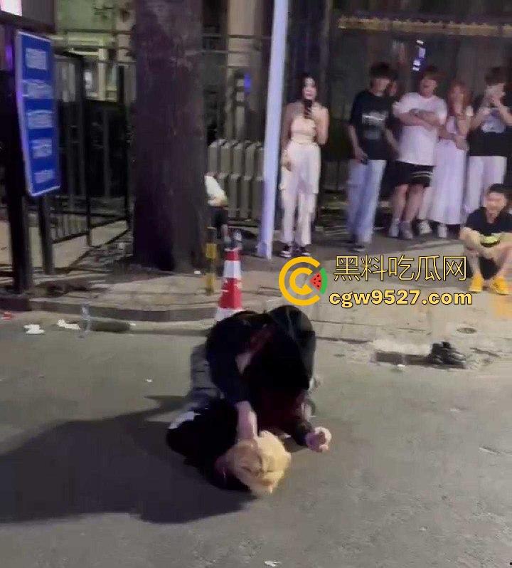 北京工体醉酒上演街头格斗大赛，坦克大战黄毛，相互拉扯锁喉，整场赛事总结，细狗居然连女人都打不过  第7张