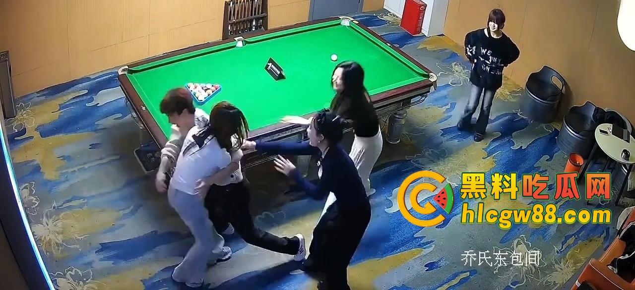 有钱人的快乐我们想象不到，陪玩8连发包厢猫抓人，1W充卡一杆球没打，全程不打球只玩女的！  第19张