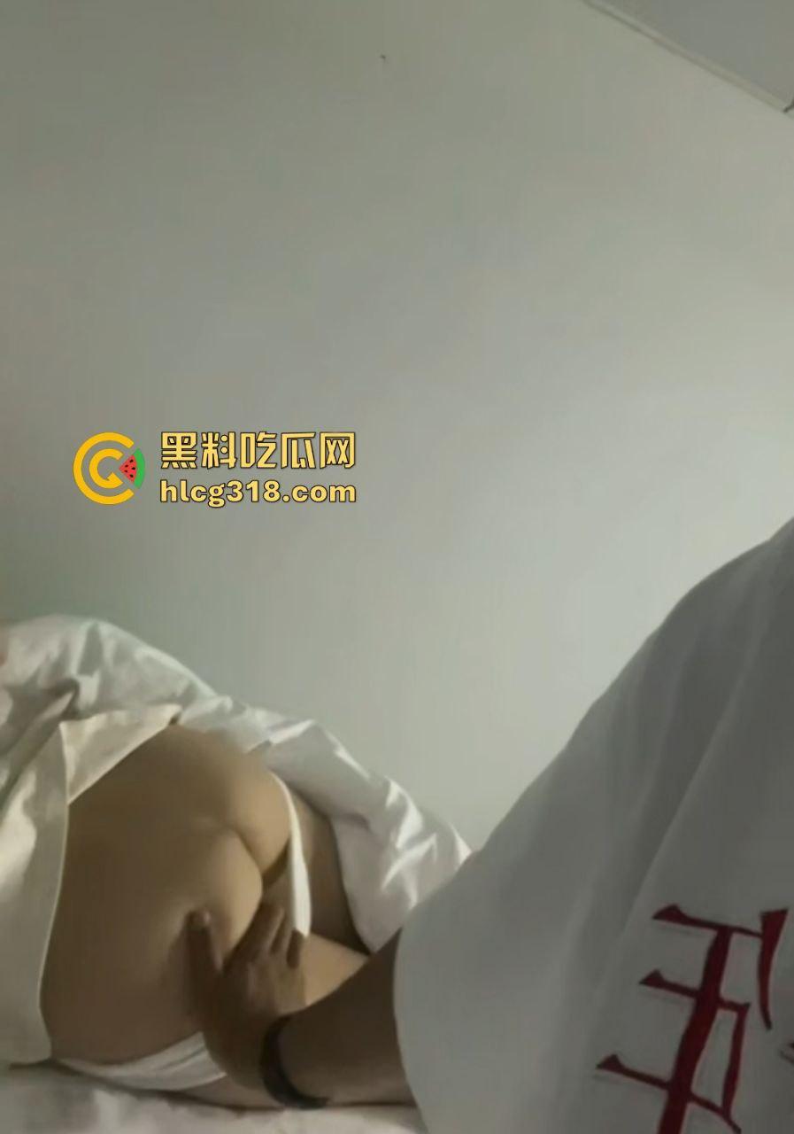 反差女友【刘依云】被男友偷拍抓屁股，正面操丰满奶子大，还害羞不敢露脸，实则骚逼！  第2张