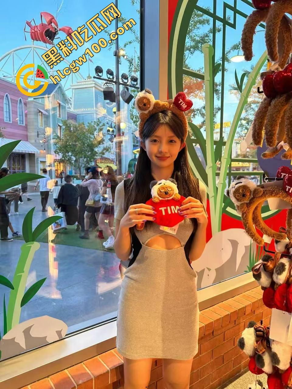 二代哥包养记录，一男配三女有钱真是好，无套后入猛操骚逼，骑脸口爆毫不心疼嘴巴都快被操肿了  第7张