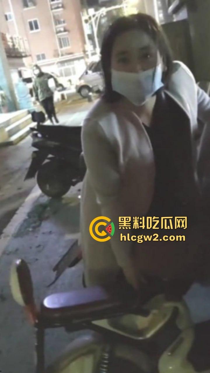 四眼约炮大神牛逼炸了！征服四位寂寞阿姨骑电动车轮番赴约被操，全程对话骚到爆 阿姨们直接抢着被要被上！  第17张