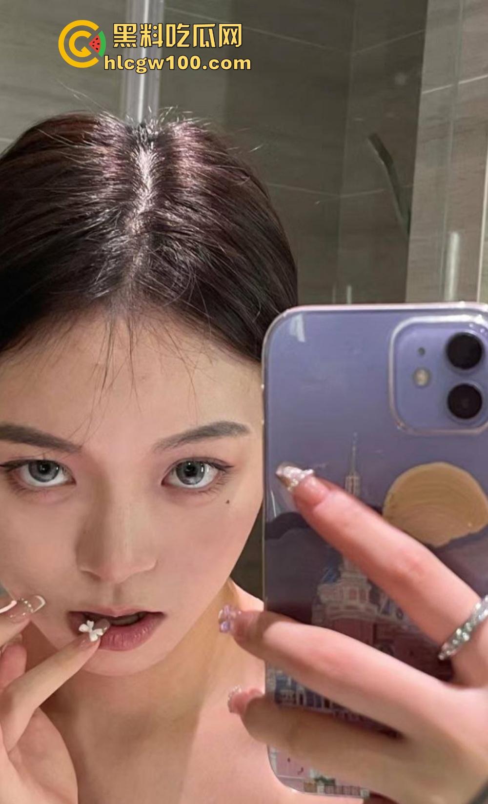 校花竟然是OF老司机，南京大学JK长腿美女『左晴』公开舔鸡巴秀技术，吃鸡还能比耶，鸡巴都被吸软了！  第1张