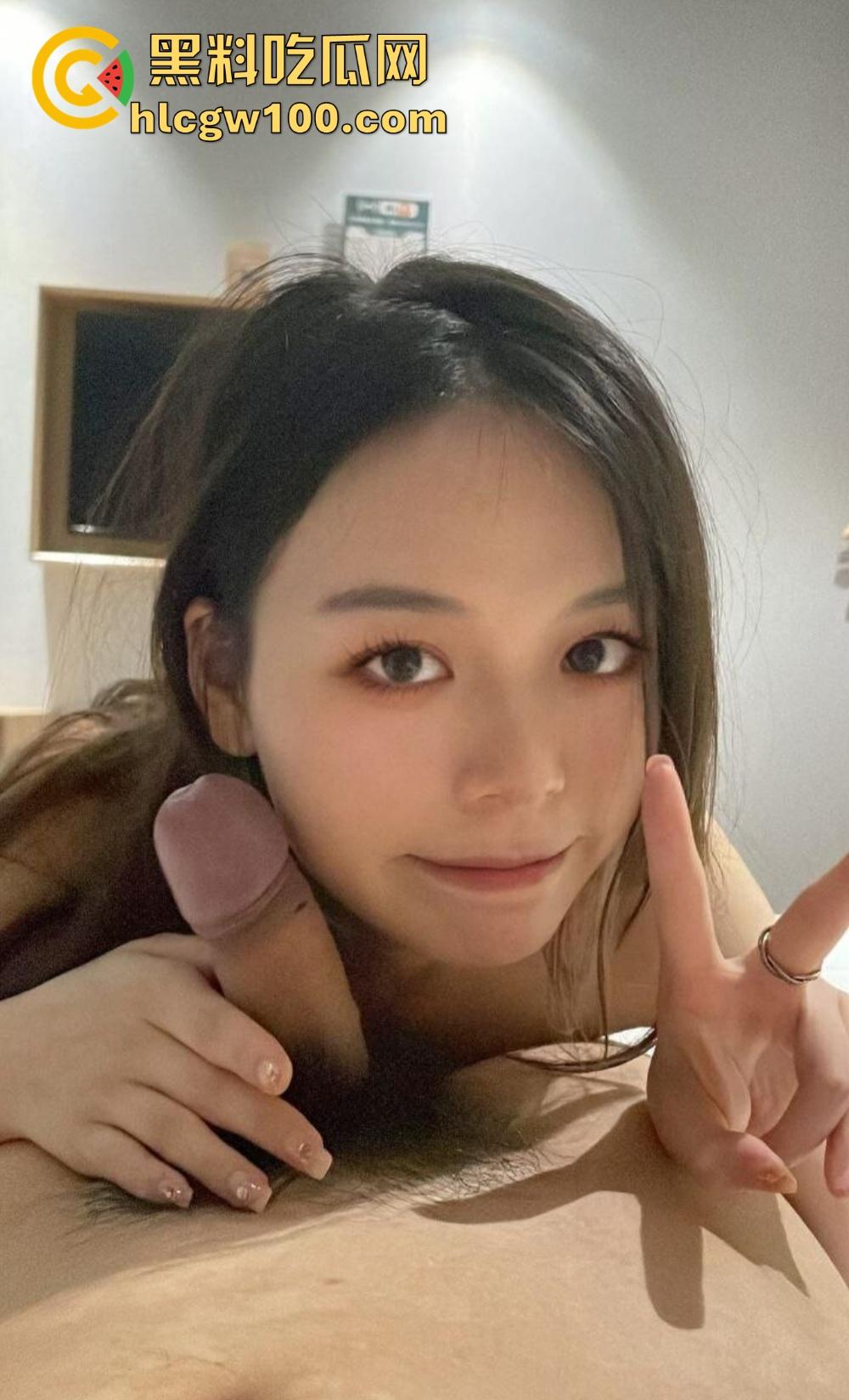 校花竟然是OF老司机，南京大学JK长腿美女『左晴』公开舔鸡巴秀技术，吃鸡还能比耶，鸡巴都被吸软了！  第11张