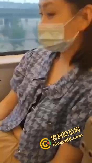 瓜友河南旅游顺路找了个伴游妹子，高铁还没到站就给口爆深喉，整节车厢都是她舔鸡巴的声音！  第8张