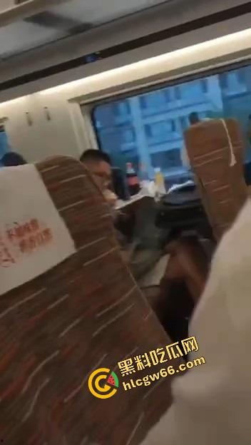 瓜友河南旅游顺路找了个伴游妹子，高铁还没到站就给口爆深喉，整节车厢都是她舔鸡巴的声音！  第12张