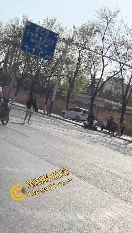 上海集美磕美弗药磕上头，大白天马路边发疯跳舞、嘴里念咒还自扇耳光，精神状态直接碎成渣！  第7张