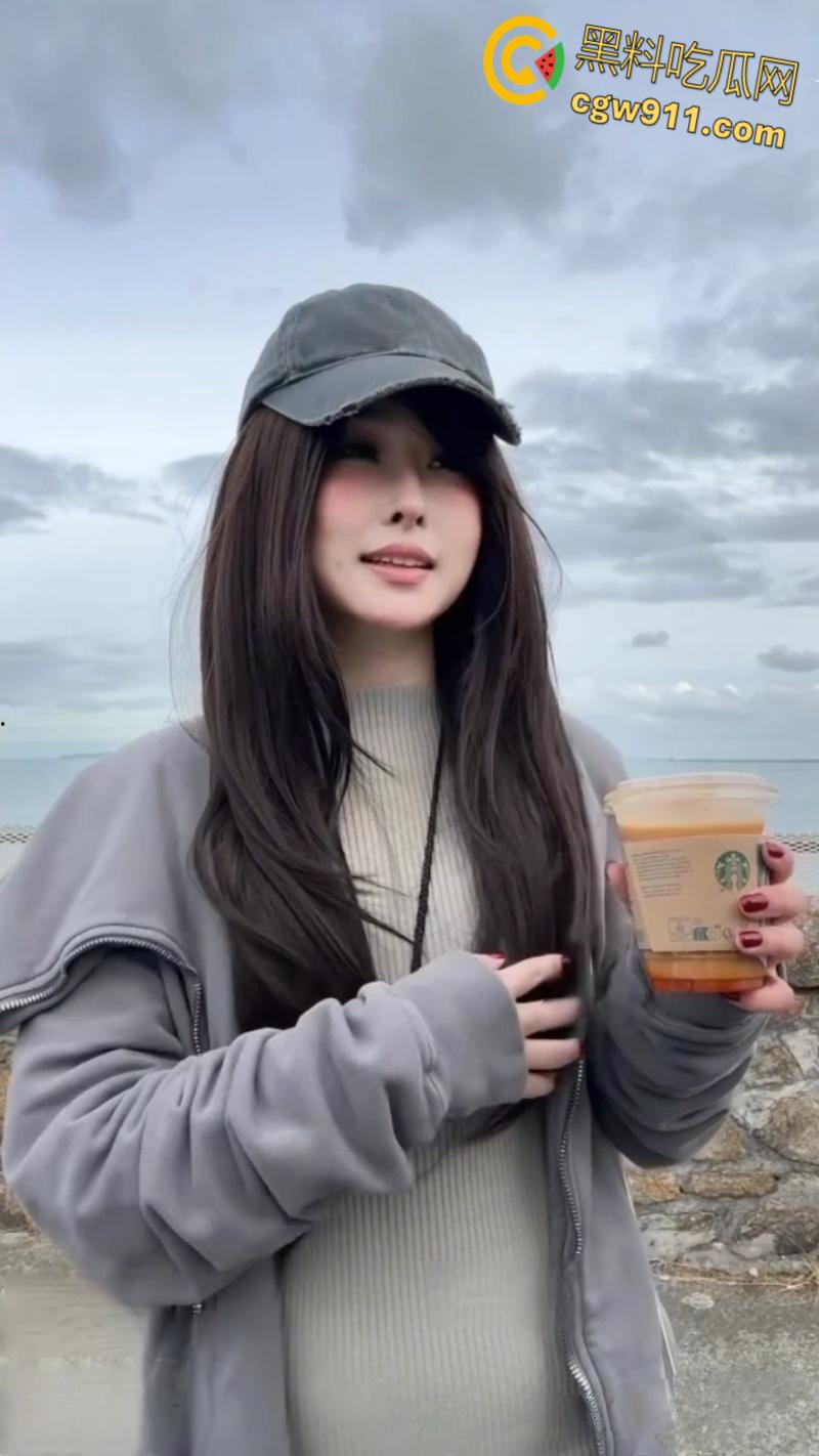 推特阿黑颜母狗【Pupu噗噗】，海边约会餐厅全裸自慰，户外车震口交舔蛋，打开车门无套后入小翘臀 !  第1张