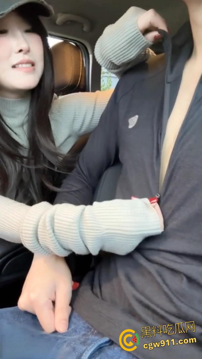 推特阿黑颜母狗【Pupu噗噗】，海边约会餐厅全裸自慰，户外车震口交舔蛋，打开车门无套后入小翘臀 !  第3张