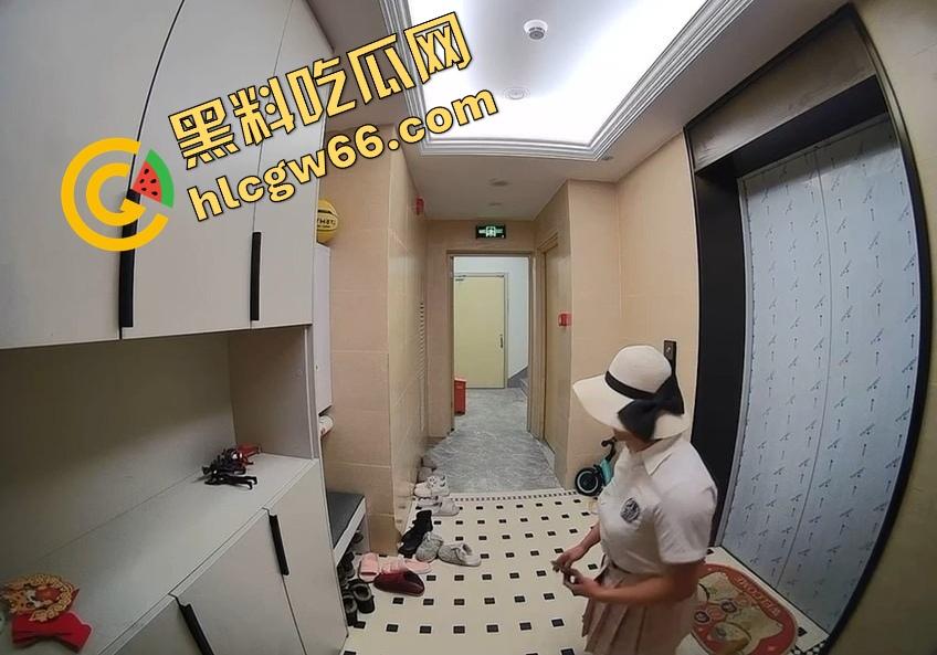 离谱到爆！男子穿白丝JK短裙在妹子家门口地毯上蹭半天射不出来，边蹭边喘边爽，这是人干的事儿吗？  第5张